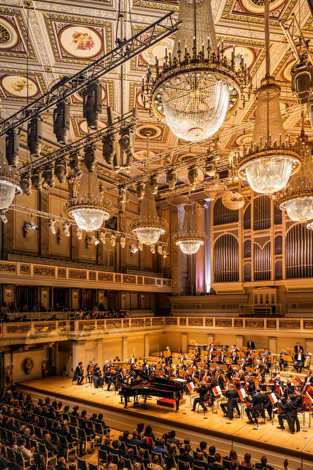 Publikum blickt auf das Orchester