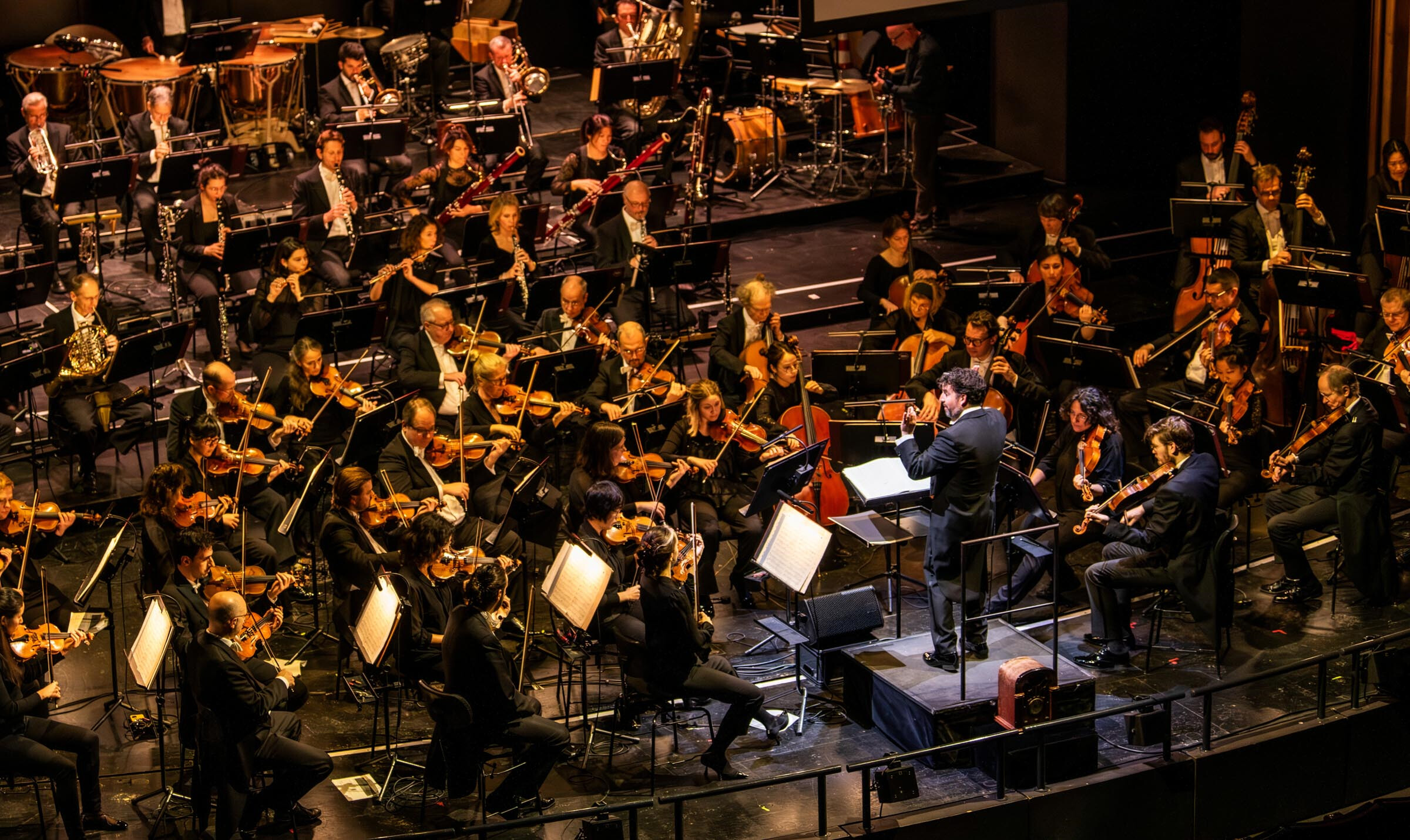 Orchester, rechts im Bild Dirigent James Gaffigan