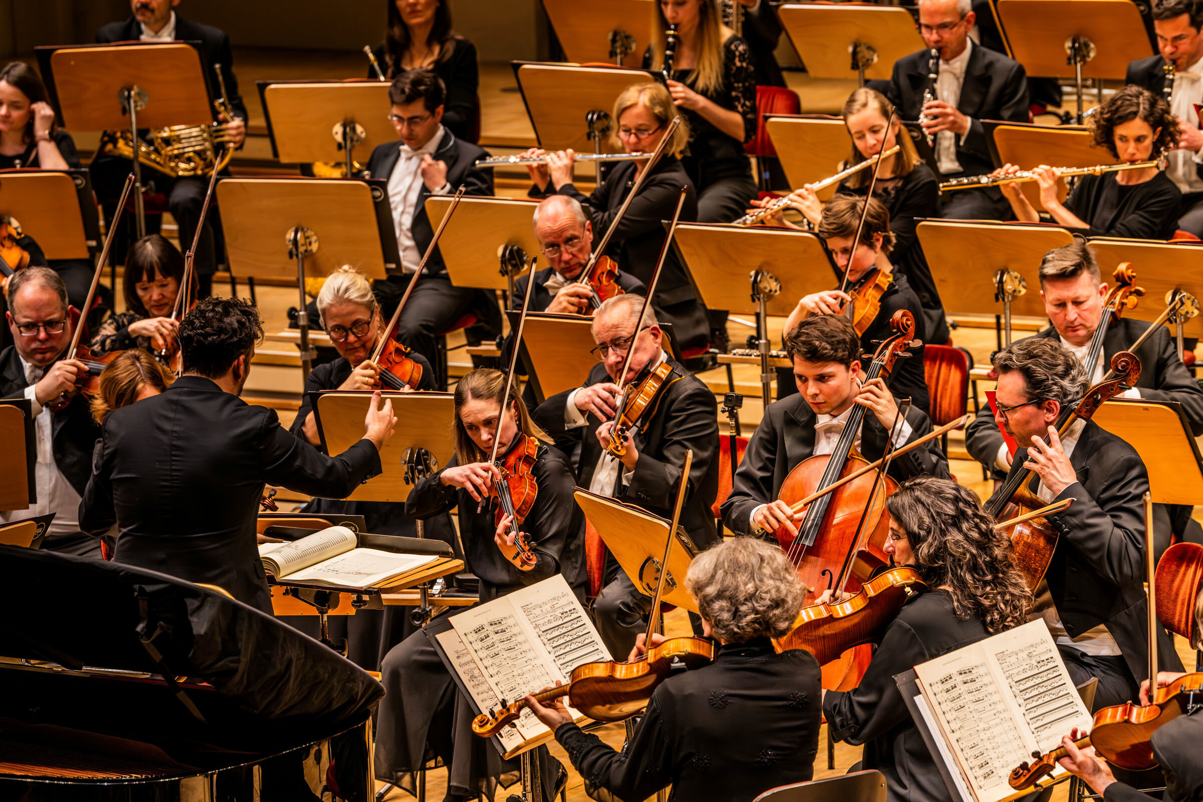 Genaralmusikdiretkor James Gaffigan dirigiert das Orchester der Komischen Oper Berlin